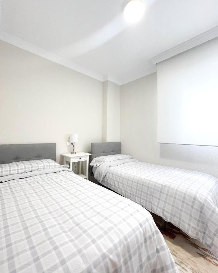 Апартаменты Holidays2Malaga Tomas De Echeverria 150 Mts To Beach & High Speed Wifi & Parking Экстерьер фото