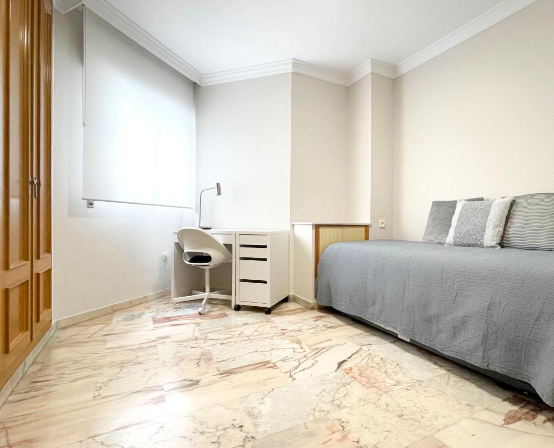 Апартаменты Holidays2Malaga Tomas De Echeverria 150 Mts To Beach & High Speed Wifi & Parking Экстерьер фото
